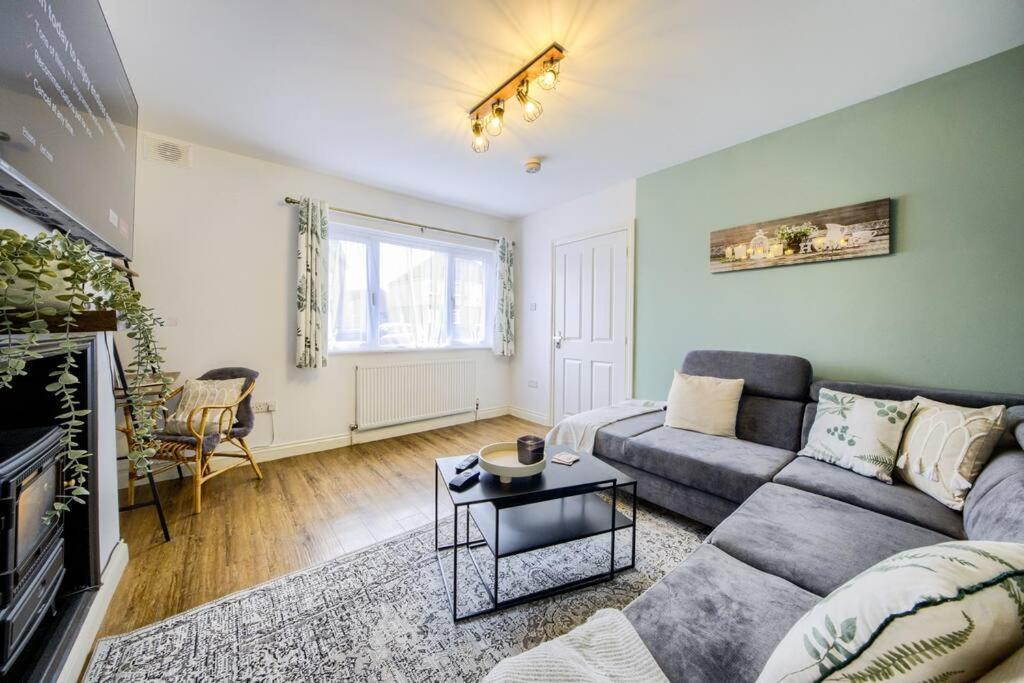 Low Rate For A 4-Bedroom House In Coventry With Free Unlimited Wi-Fi 2 Car Parking 53 Qmc Exterior foto